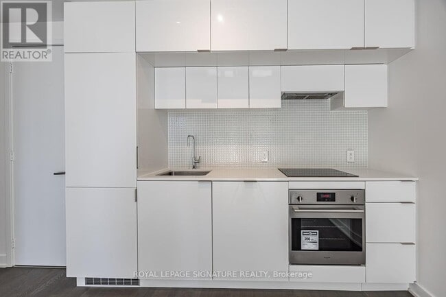 Building Photo - 185 Roehampton Ave