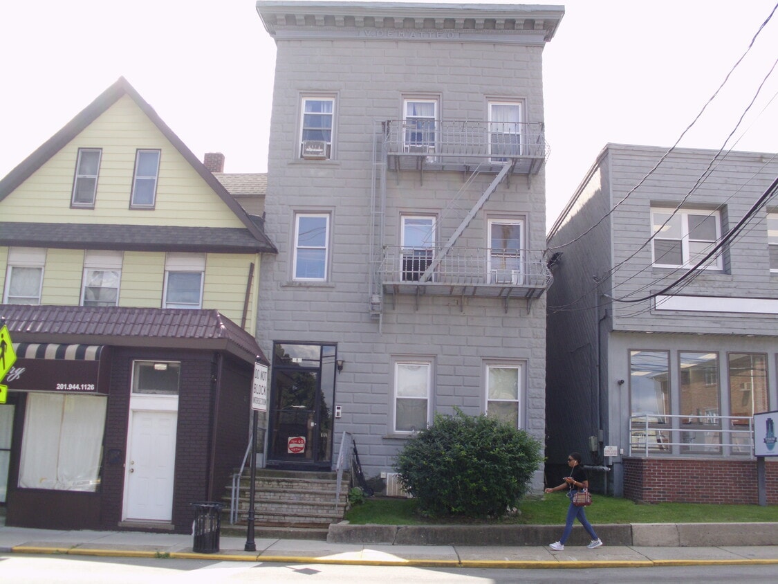 Building Photo - 484 Main St