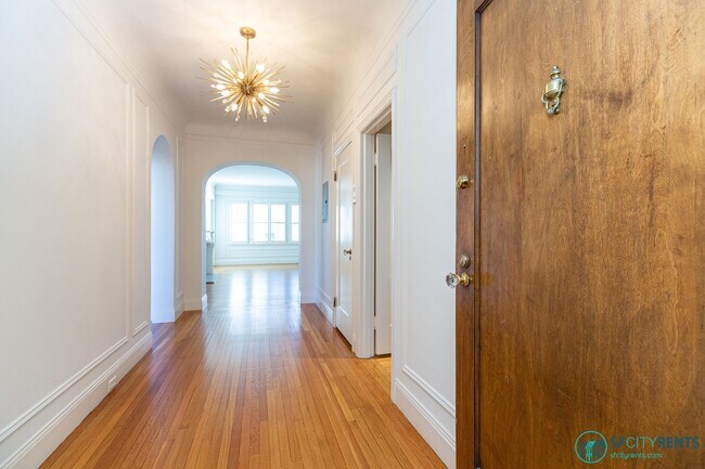 Building Photo - Pacific Heights: Elegant Top Floor 2 Bed 2...