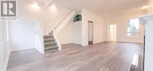 Building Photo - 31 Sword St