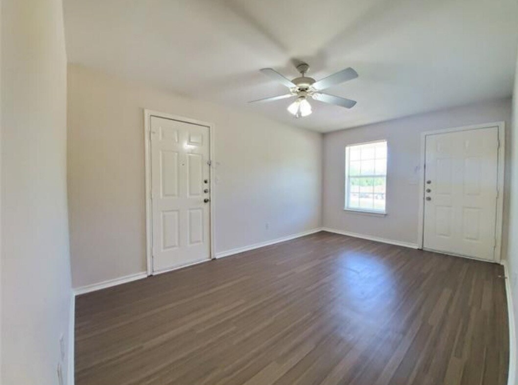 Building Photo - Sansom Park Property