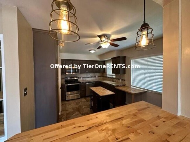 Building Photo - Beautiful home in the Millcreek area half ...