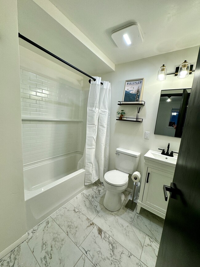 Brand new bathroom with soaking tub. - 7335 S Bainbridge Cir