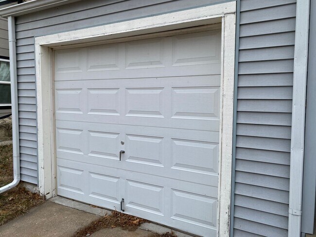 Building Photo - NICE Clean Home with Basement, Fenced Yard...