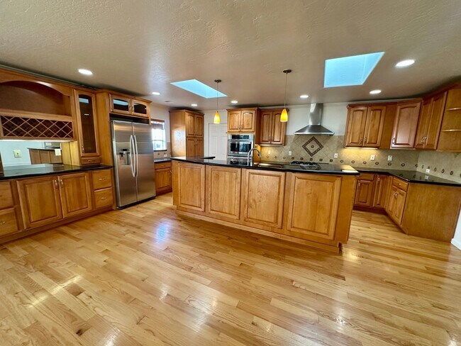 Building Photo - DESIRABLE 4 BEDROOM HOME LOCATED IN TOP TI...