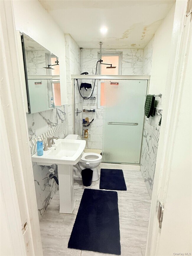 Foto del edificio - 220 Rogers Ave