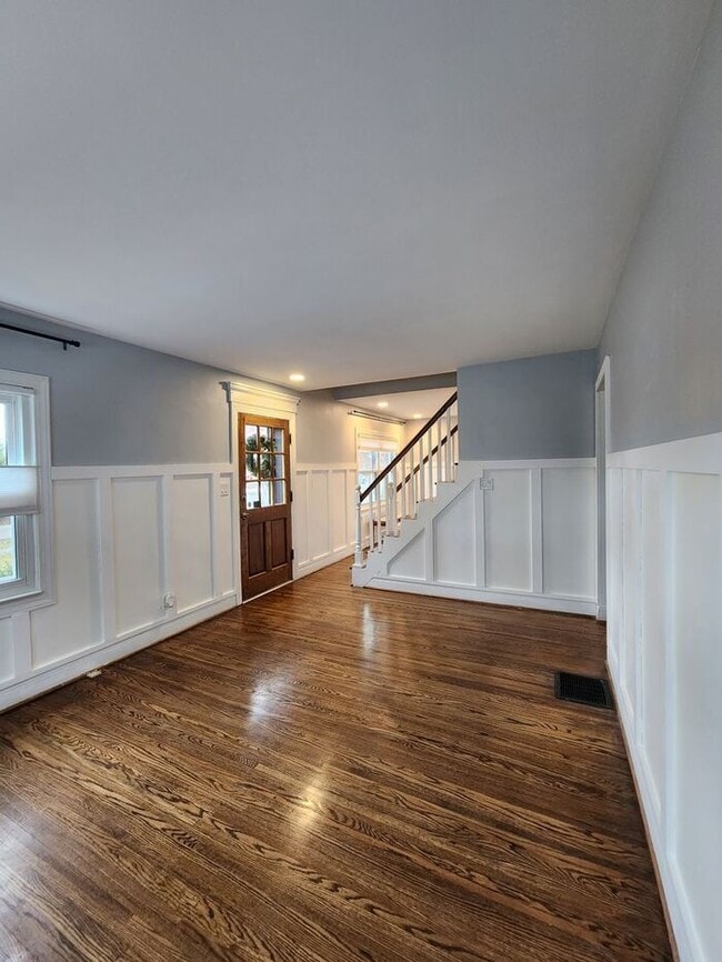 Building Photo - Beautiful and Spacious 3BR 2BA Home w/ Remodeled Kitchen • Patio & Fenced Yard in St. Matthews