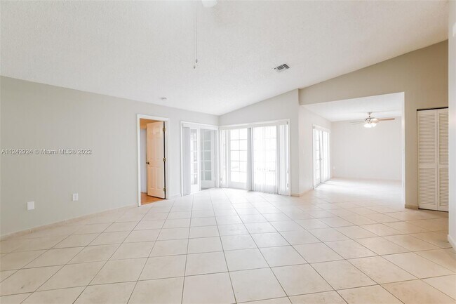 Foto del edificio - 18821 NW 84th Ave