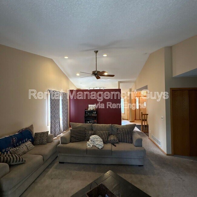 Foto del edificio - 726 E Nicollet Blvd