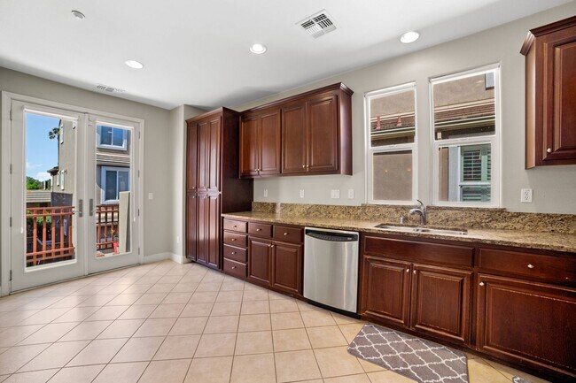 Foto del edificio - Bright & Spacious Rental Home in Prime Central Location