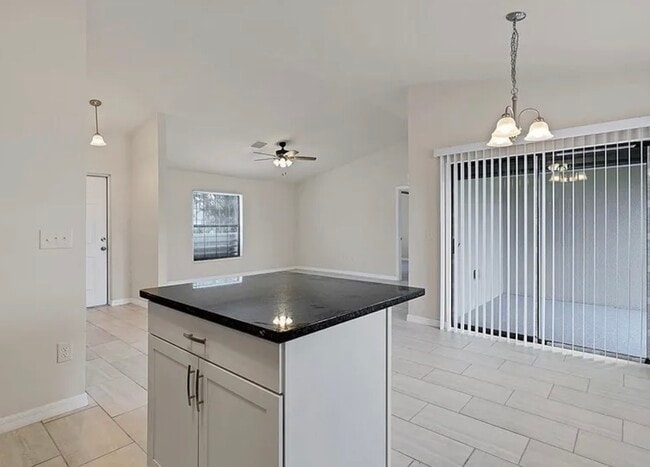 Building Photo - 116 SE 2nd Ave