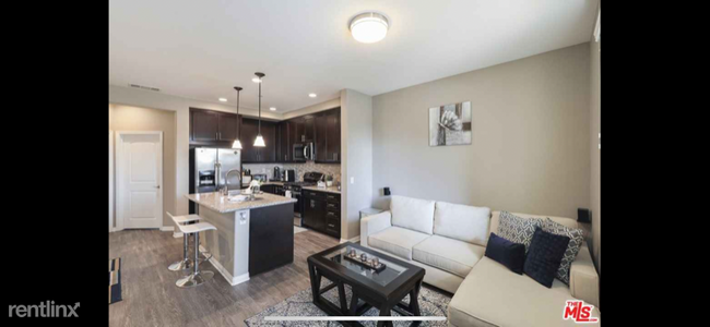 Foto del edificio - 1 br, 1 bath Townhome - 14860 W Maple Ter