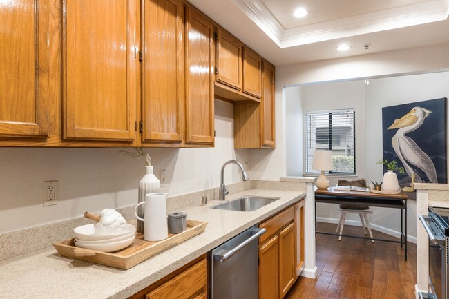 Foto del edificio - Waterfront Condo in Redwood Shores