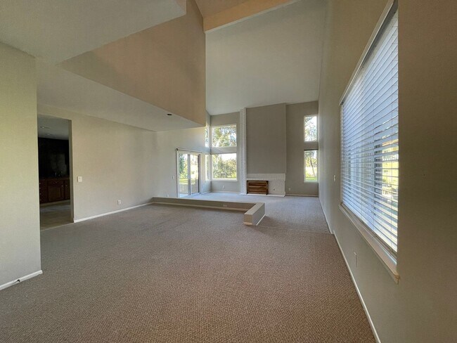 Foto del edificio - Impeccable end-unit La Mancha townhome in Mission Viejo