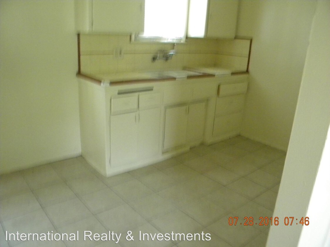 Primary Photo - 1451 1/2 W 101st St