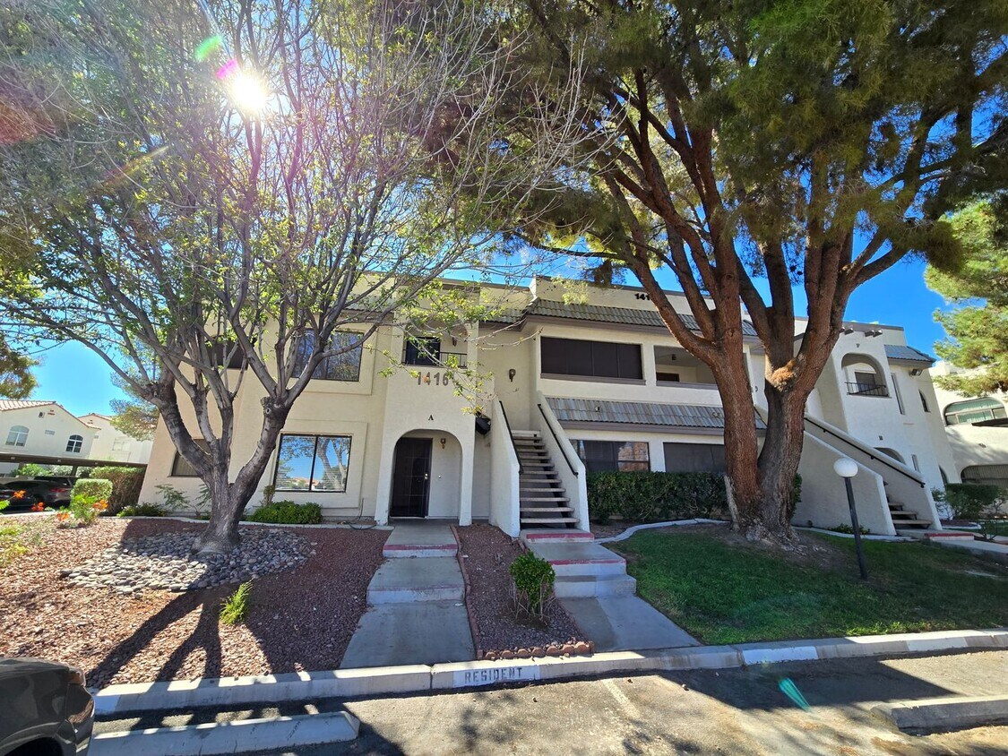 Foto principal - Renovated 2 Bedroom, 2 Bathroom Downstairs...