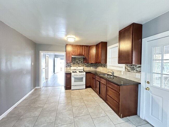 Foto del edificio - ~Lovely 2bdrm/2bath Newly Remodeled Home W/Washer&Dryer Hook Ups!