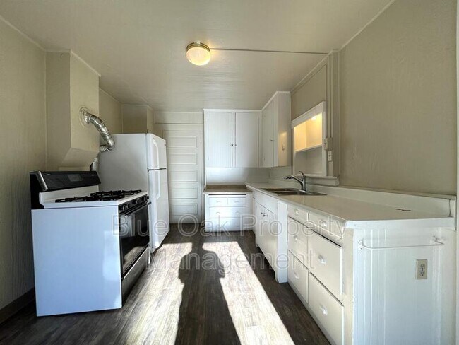 Foto del edificio - 605 W 6th St