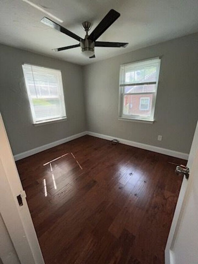 Building Photo - Three bedroom house