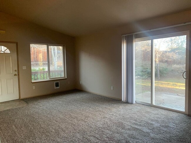 Foto del edificio - 3333 SW Salmon Ct