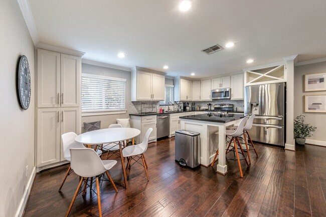 Building Photo - 4749 Benning Dr