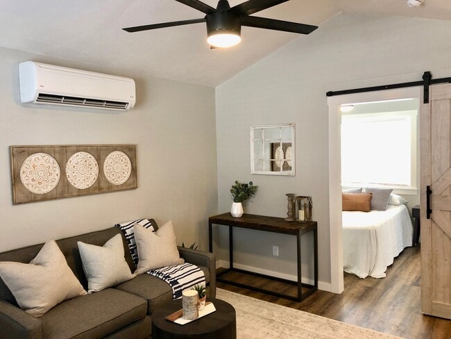 Building Photo - $1,350 Clovis Cottage 1 Bedroom Home Sierr...