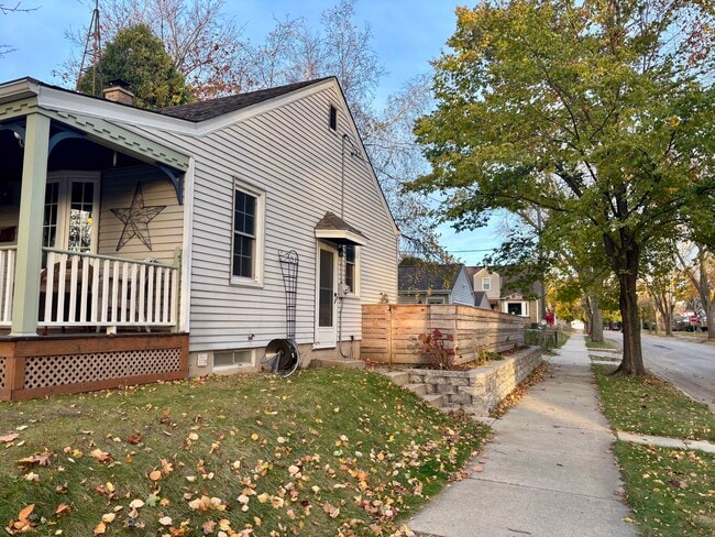 Building Photo - 3276 S Lenox St