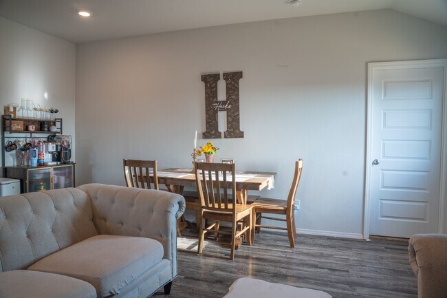 Building Photo - 1103 Stallion Dr