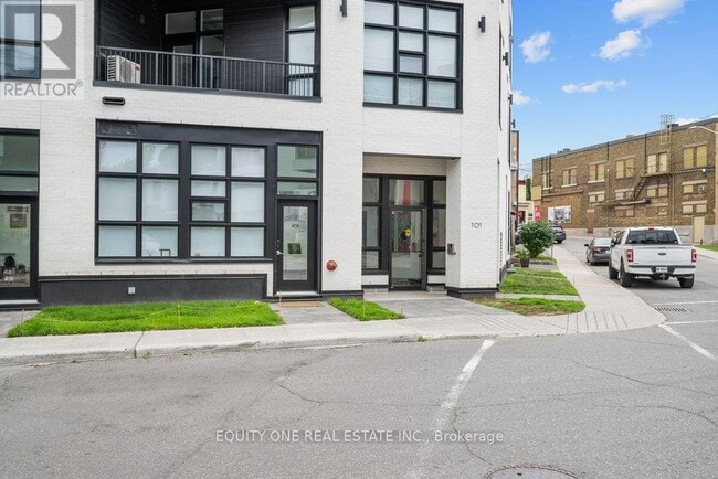 Building Photo - 101-101 Pinhey St