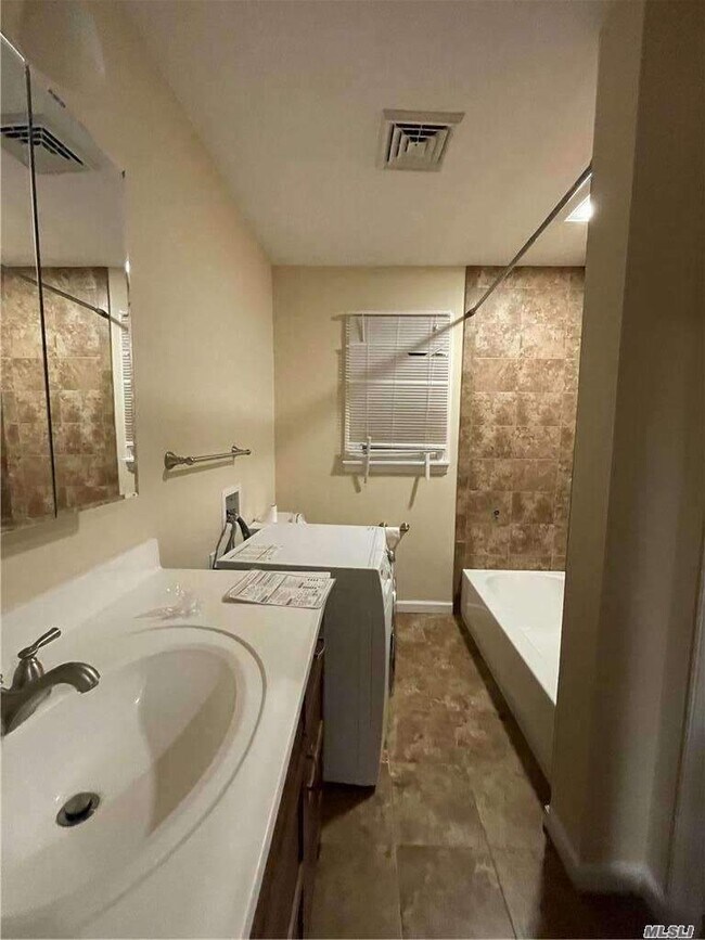 Building Photo - 529 S Oyster Bay Rd