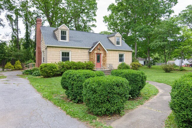 Building Photo - Charming Three-Bedroom Home East of Asheville