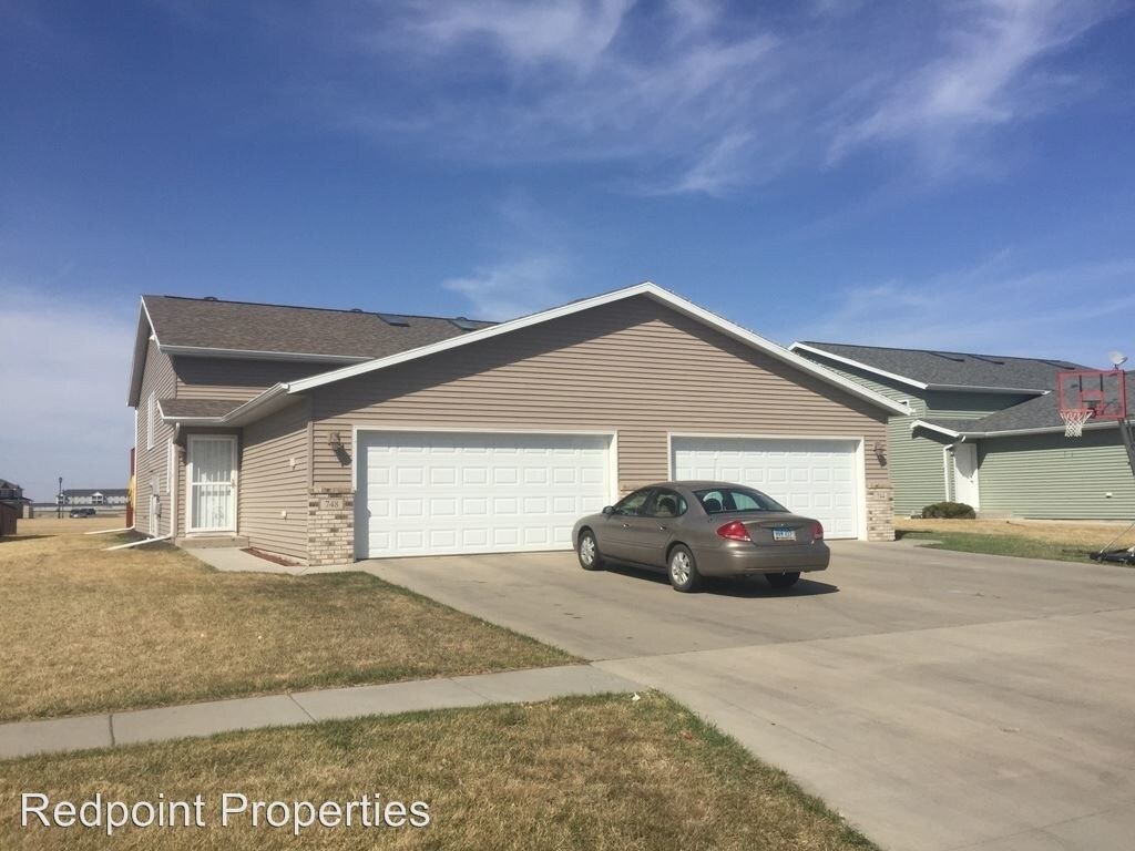Primary Photo - 744 34th Ave W