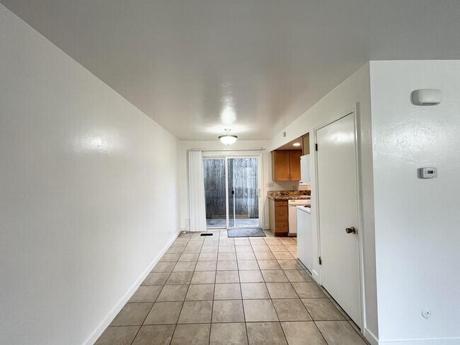 Building Photo - 1402 Spring Ln