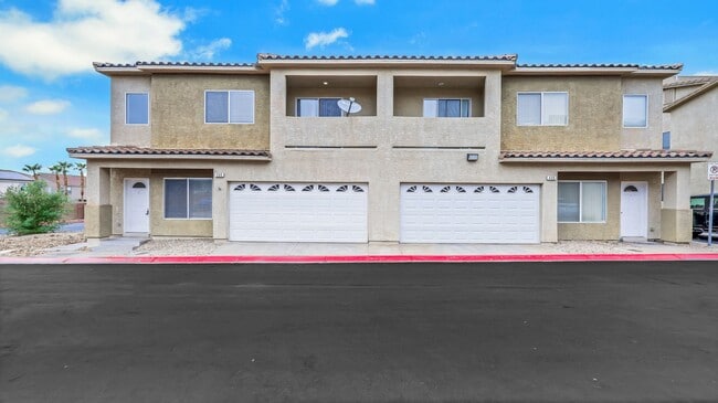 Building Photo - Fully rehabbed 3 bedroom Townhouse with 2 ...