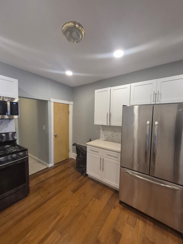 kitchen - 5619 Lansdowne Ave