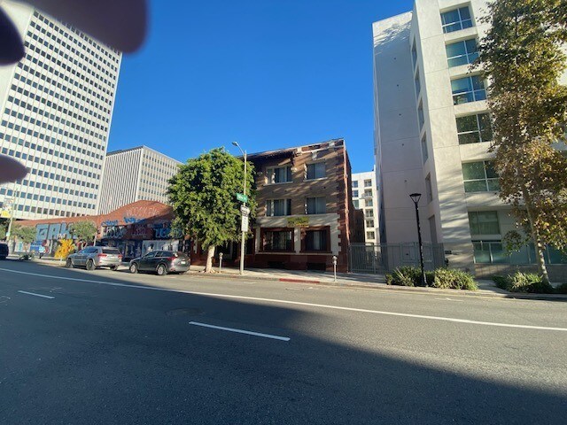 Foto del edificio - 1220 S. Olive St.