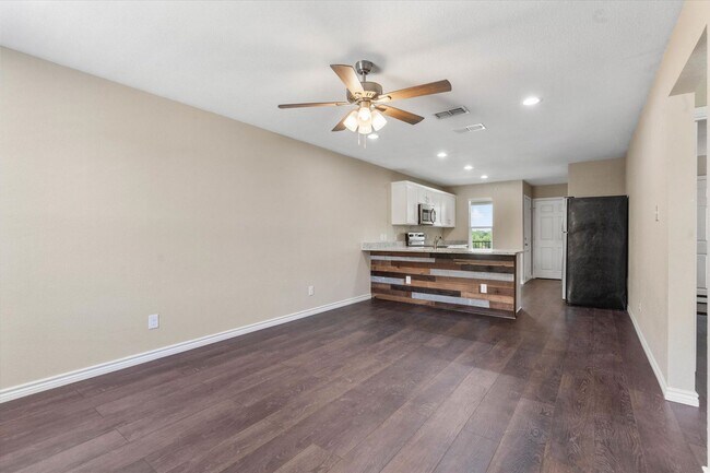 Building Photo - 1406 Courtney Pl
