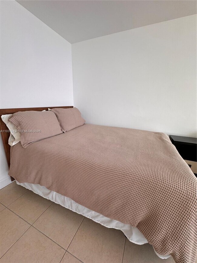 Foto del edificio - 100 Lincoln Rd