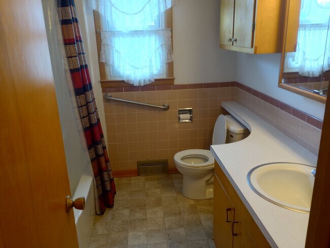Main bathroom - 107 S Glen St