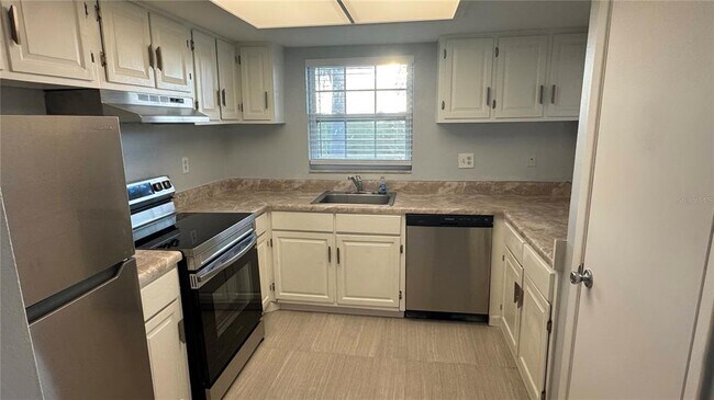 Building Photo - 8827 Bay Pointe Dr