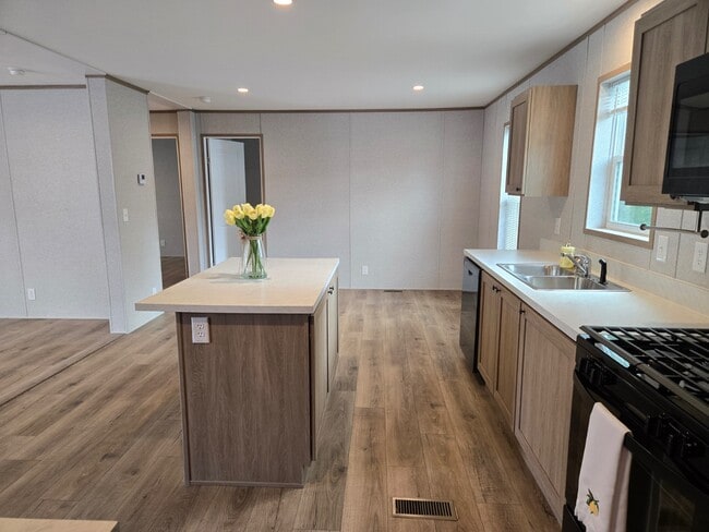 Foto del edificio - 2121 Panhandle Rd