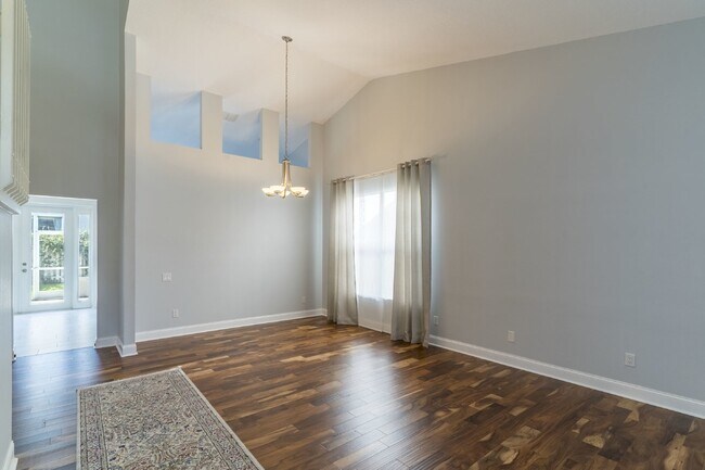 Foto del edificio - Beautiful 4/2 home Located on a tree lined street in the gate of country club community of the Hu...