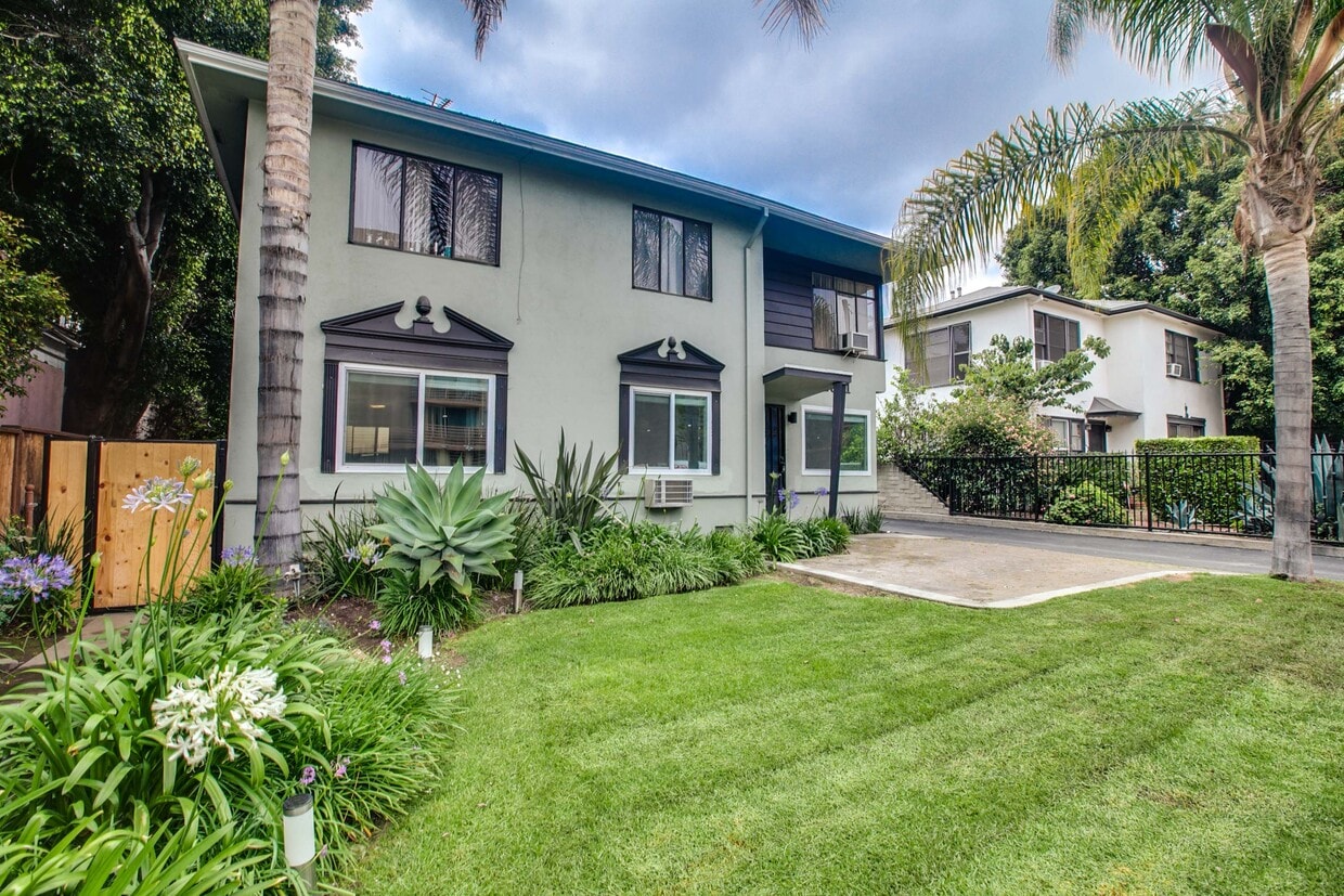 Primary Photo - 1311 N Orange Dr