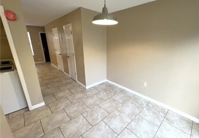 Del comedor al salón - 1012 Seville Ave