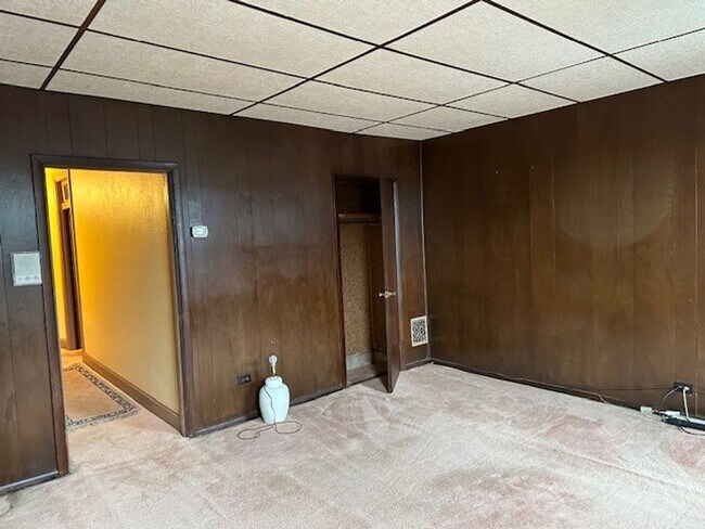 Building Photo - Introducing our cozy 2-bedroom, 1-bathroom...