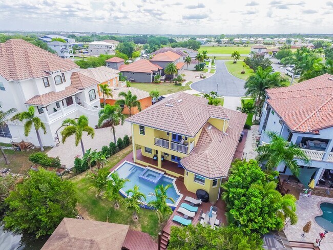 Foto del edificio - FURNISHED WATERFRONT 4 BED 3 BATH POOL HOM...