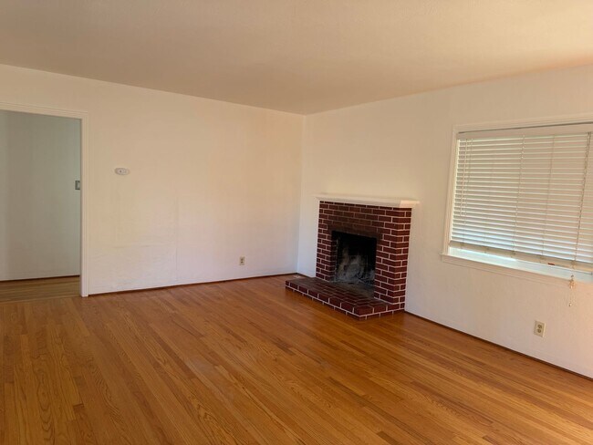 Foto del edificio - For Rent: Updated 2 Bed / 1 Bath Home in West Sacramento