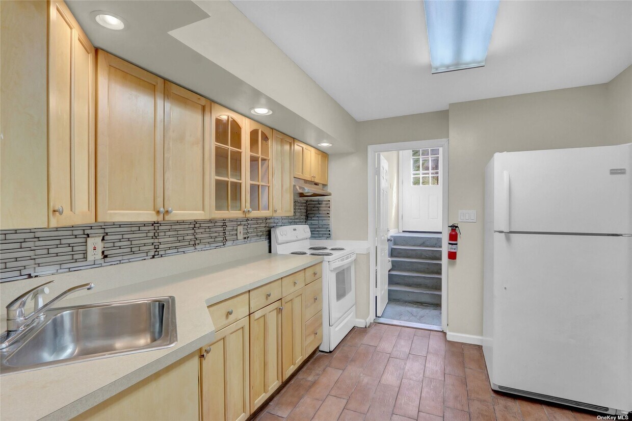 29 May Ct, Ronkonkoma, NY 11779 Room for Rent in Ronkonkoma, NY