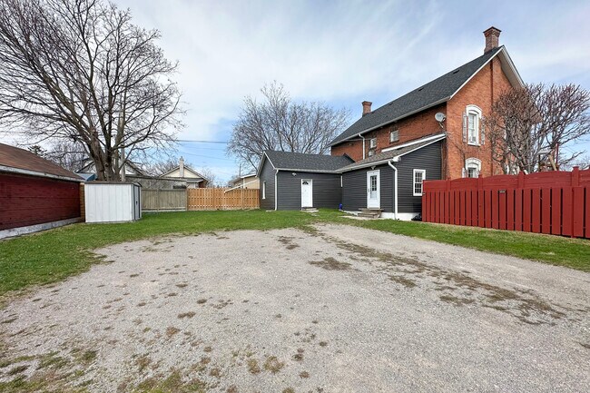 Photo du bâtiment - Fantastic One-Bedroom Legal Apartment for ...
