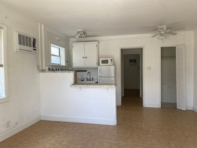 Building Photo - 924 N 16th Ave